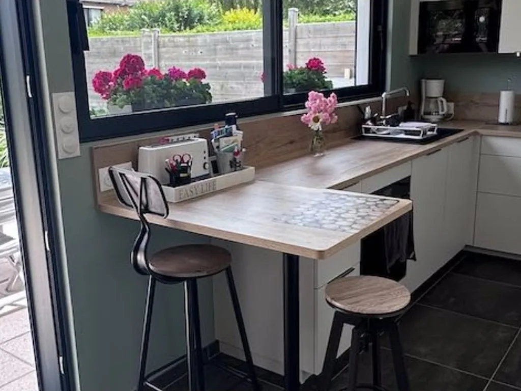 Cuisine ouverte sur le jardin à Marquette-lez-Lille - après, le coin repas