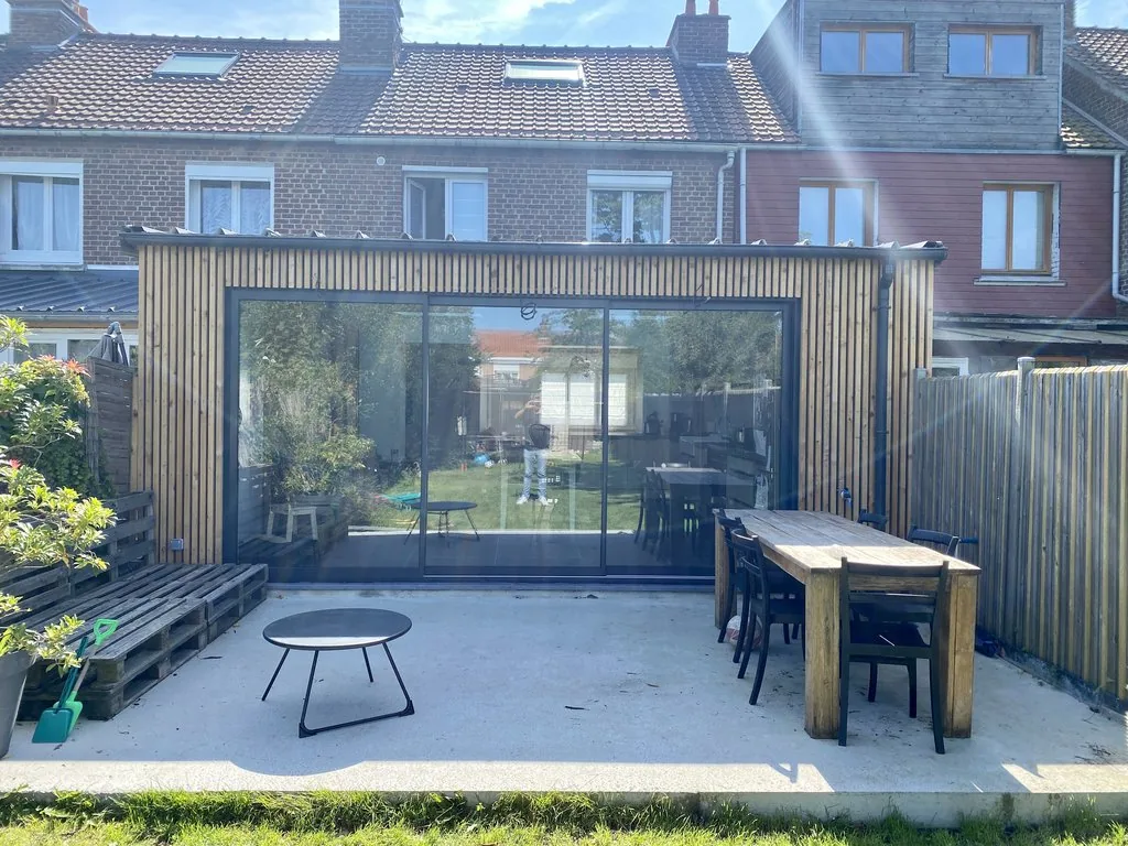 Extension d'une maison à Marcq-en-Barœul - après, l'extension bois côté jardin