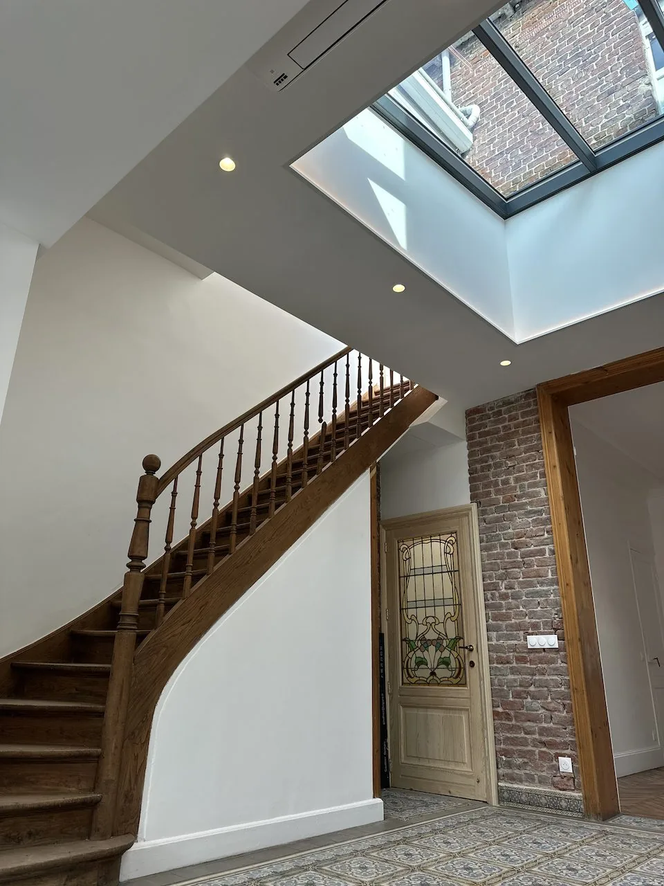 Rénovation clé en main d'une maison de 1908 à La Madeleine - après, l'escalier et le mur de brique