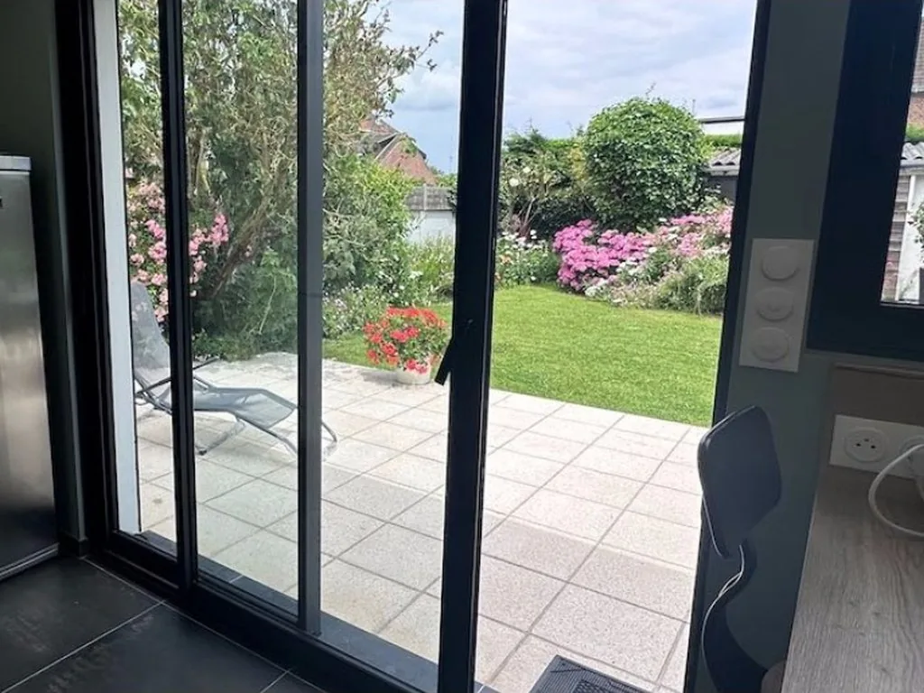 Cuisine ouverte sur le jardin à Marquette-lez-Lille - après, la vue sur le jardin