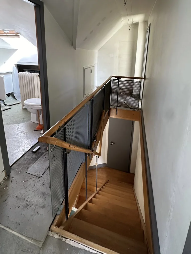 Rénovation complète d'un appartement à Lille - avant, le palier de l'étage