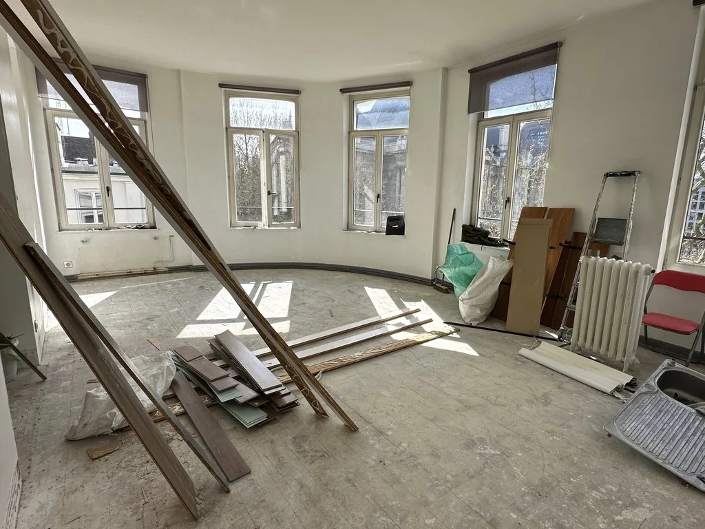 Rénovation complète d'un appartement à Lille - avant, le salon et la baie vitrée