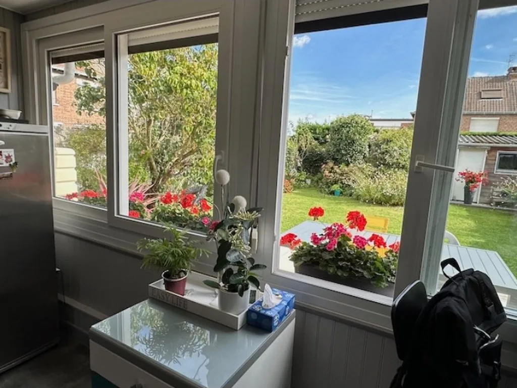Cuisine ouverte sur le jardin à Marquette-lez-Lille - avant, la vue sur le jardin