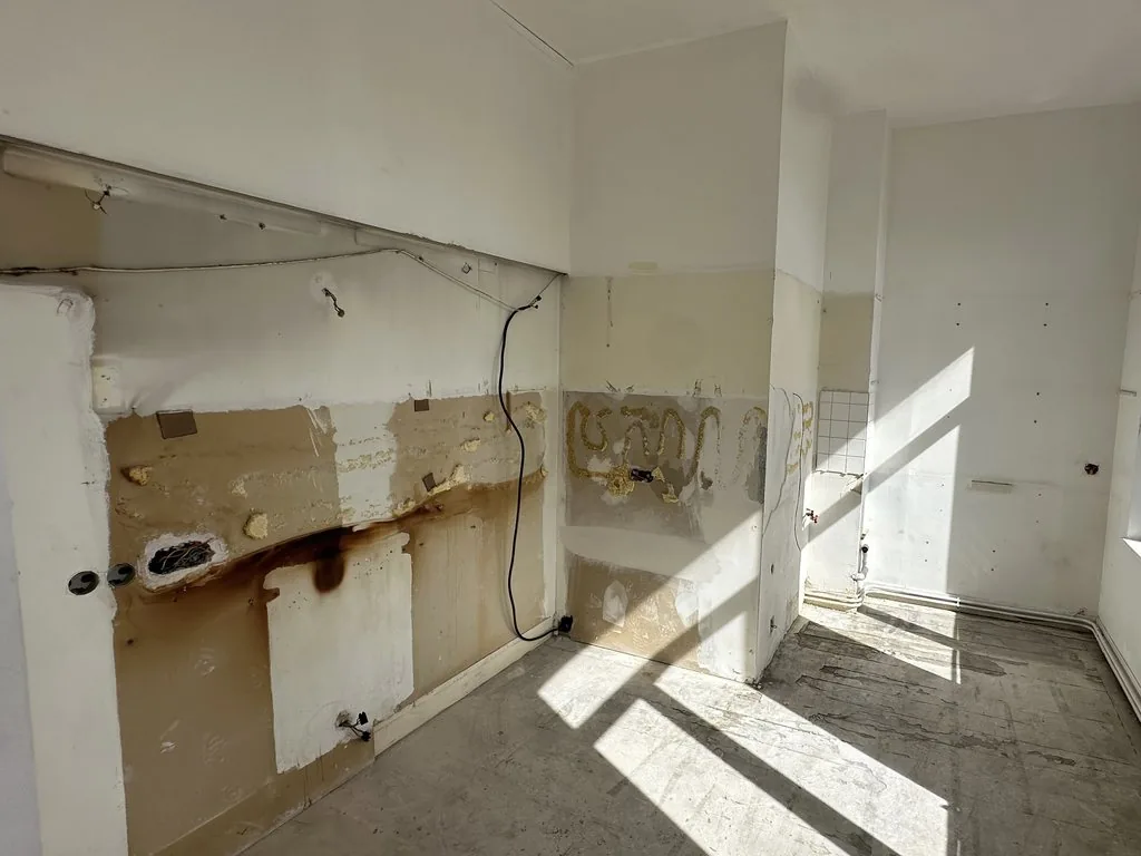 Rénovation complète d'un appartement à Lille - avant, la cuisine en démolition