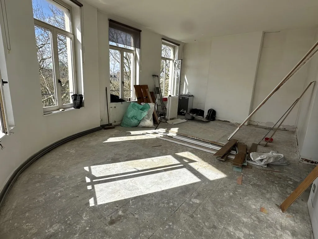 Rénovation complète d'un appartement à Lille - avant, le séjour en démolition