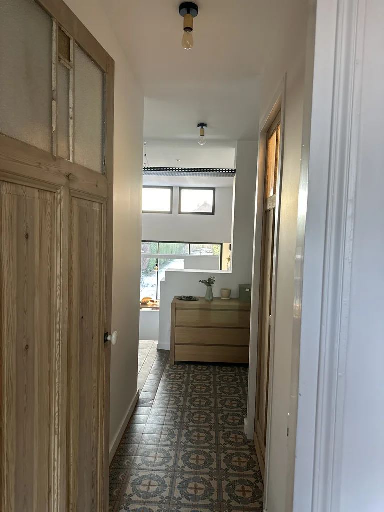 Rénovation complète et création d'une extension - après, le couloir vers l'extension