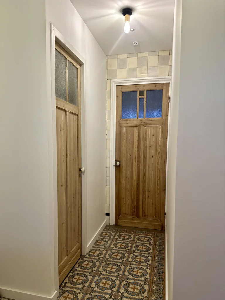 Rénovation complète et création d'une extension - après, le couloir et ses portes en pitchpin