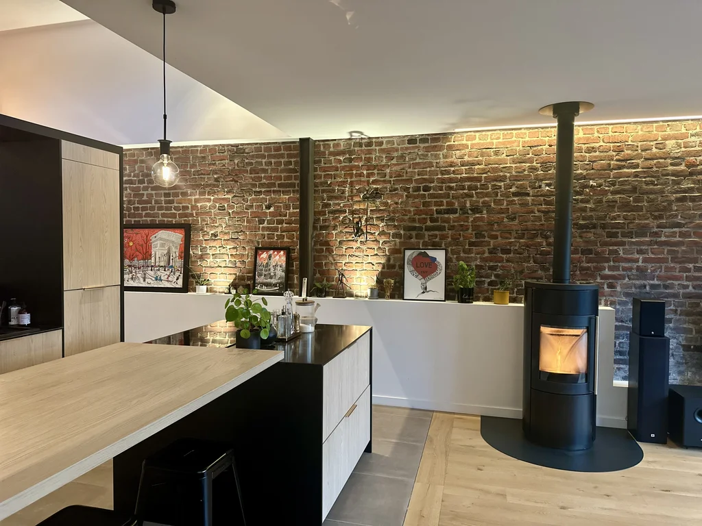 Rénovation complète et création d'une extension - après, la cuisine ouverte et son îlot