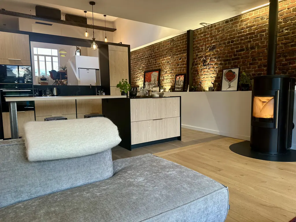 Rénovation complète et création d'une extension - après, la cuisine vue depuis le salon