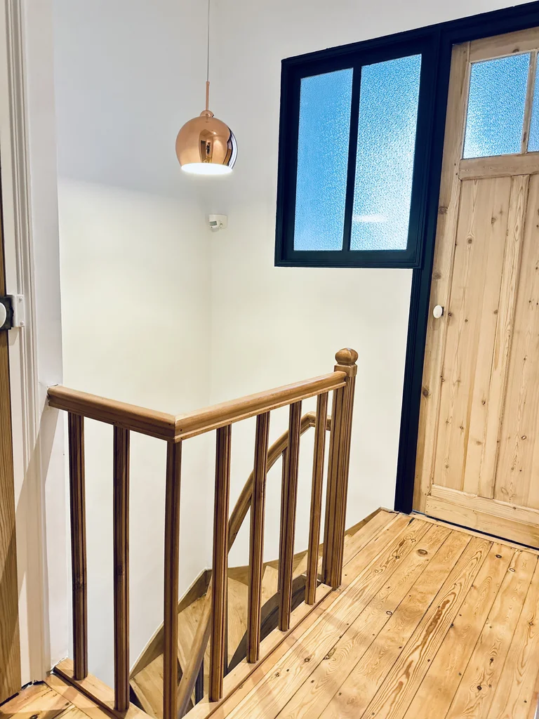Rénovation complète et création d'une extension - après, le palier de l'étage