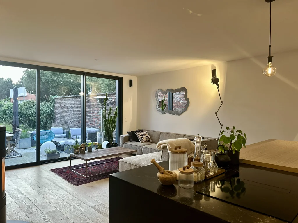 Rénovation complète et création d'une extension - après, le salon et la baie vitrée sur le jardin