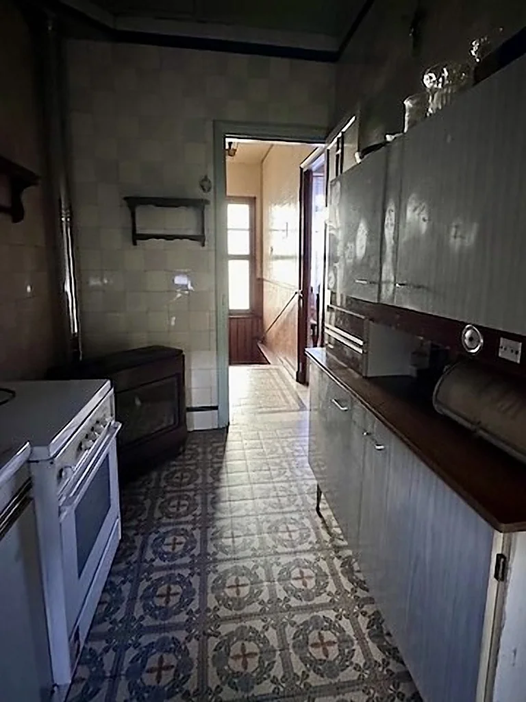 Rénovation complète et création d'une extension - avant, la cuisine vers le couloir
