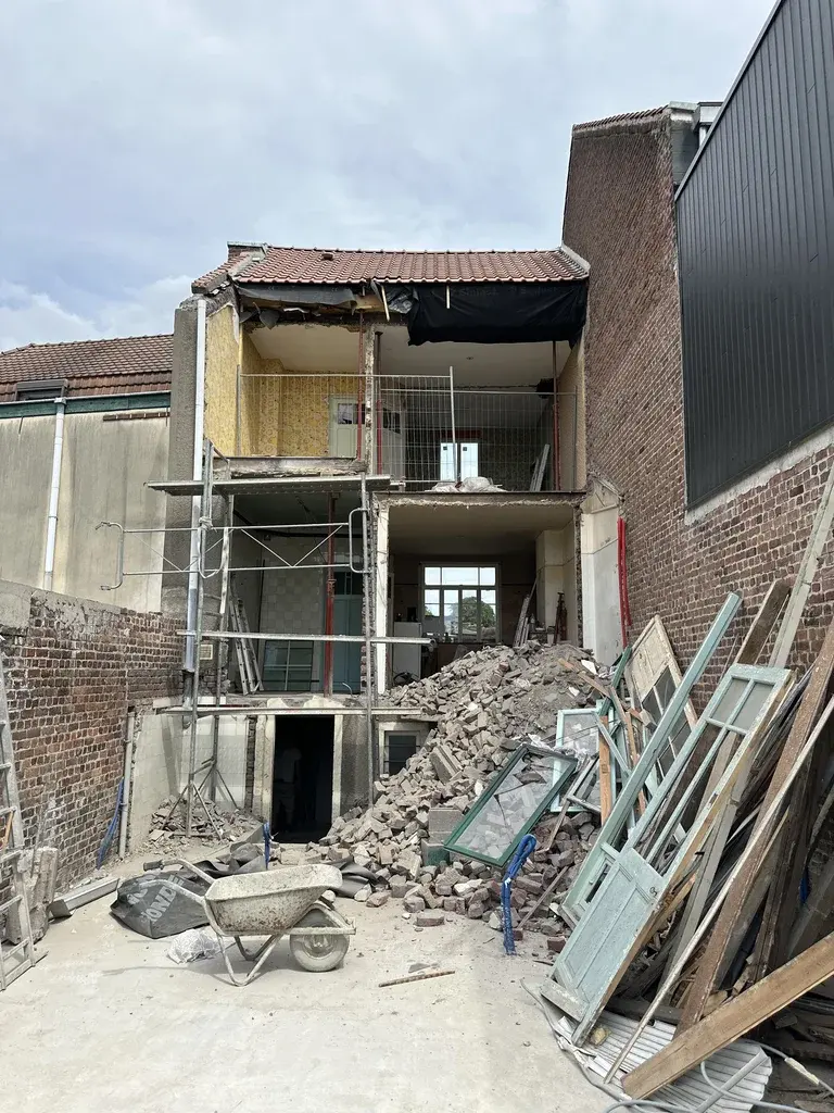 Rénovation complète et création d'une extension - pendant les travaux, la démolition de la façade arrière