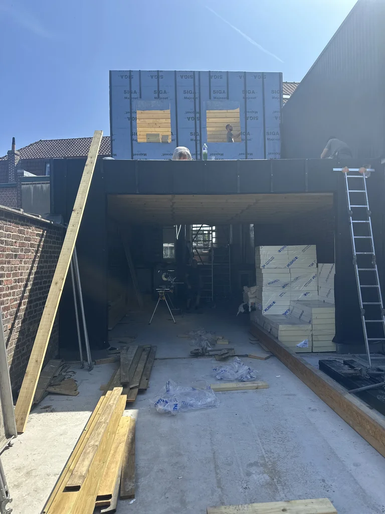 Rénovation complète et création d'une extension - pendant les travaux, le montage de l'extension en ossature bois
