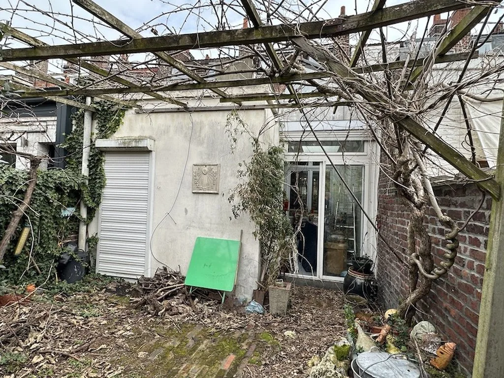 L'extension vue depuis le jardin — avant