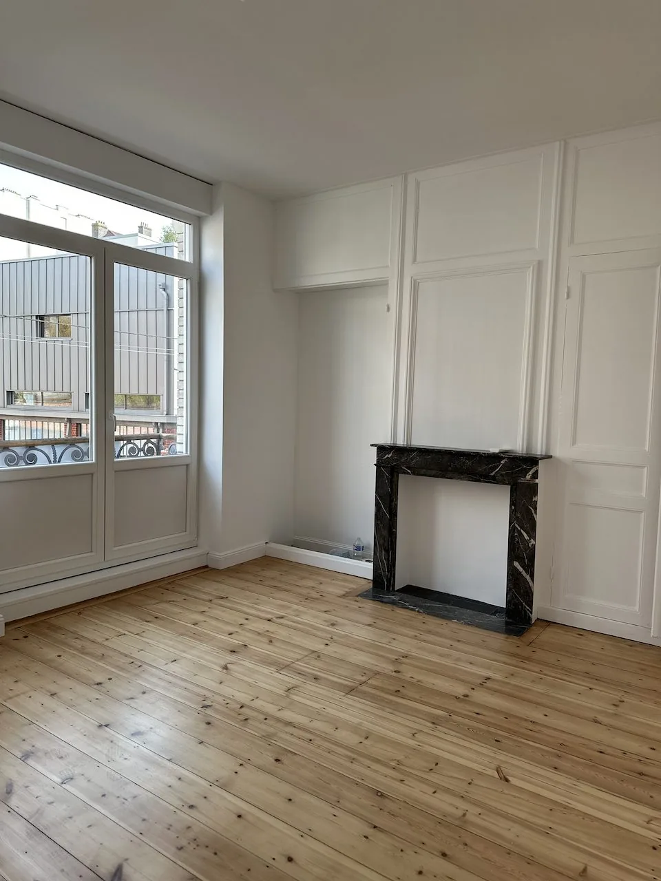 Rénovation clé en main d'une maison de 1908 à La Madeleine - après, une chambre et sa cheminée