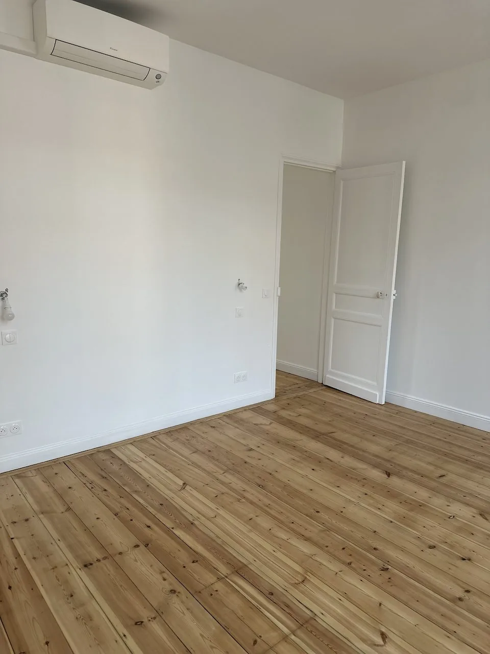 Rénovation clé en main d'une maison de 1908 à La Madeleine - après, une chambre et son parquet