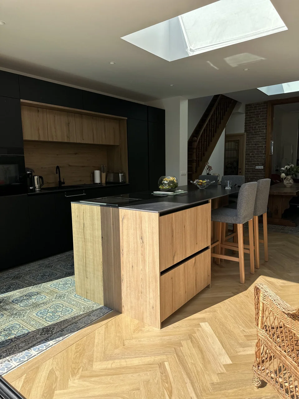 Rénovation clé en main d'une maison de 1908 à La Madeleine - après, la cuisine, son îlot et l'escalier