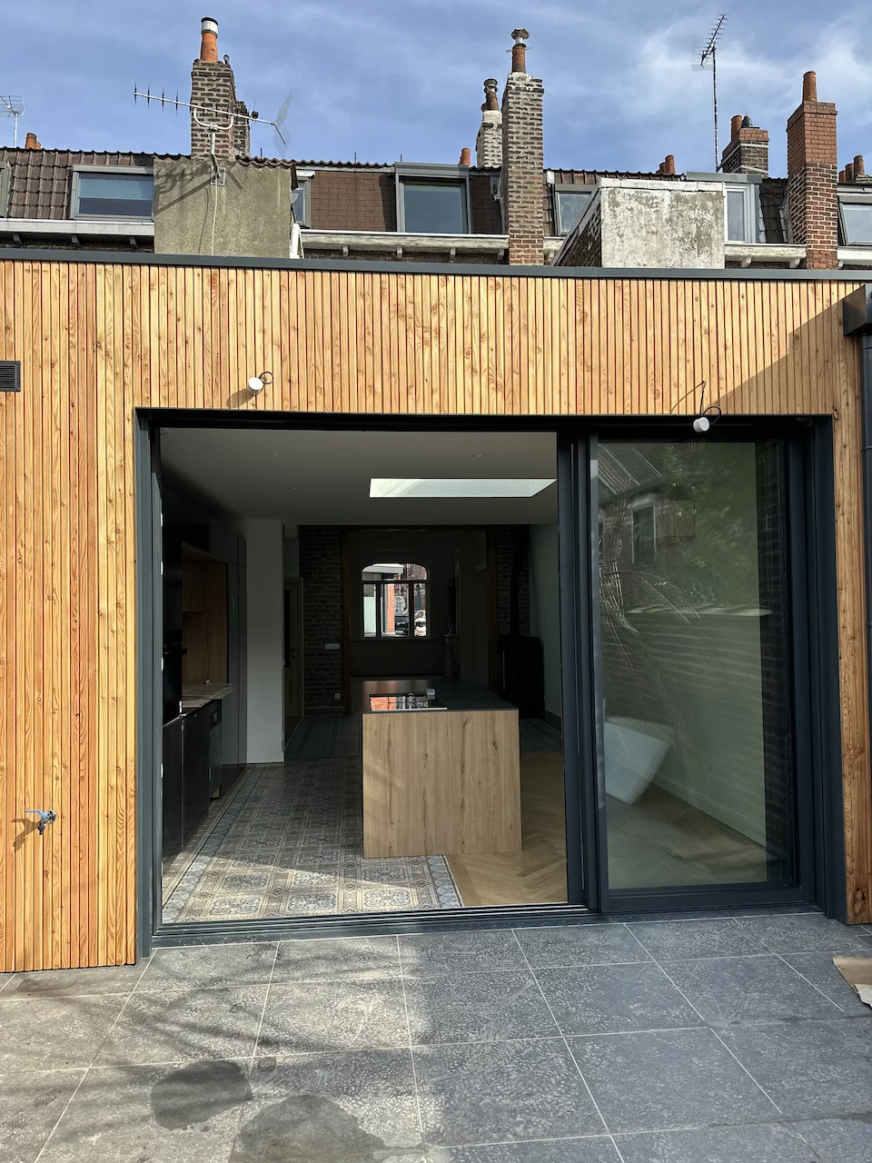 Rénovation clé en main d'une maison de 1908 à La Madeleine - après, l'extension vue depuis le jardin