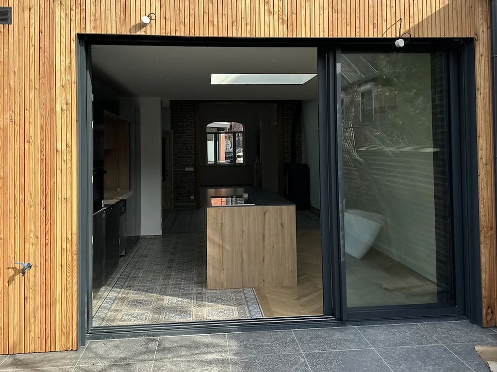 L'extension vue depuis le jardin — après