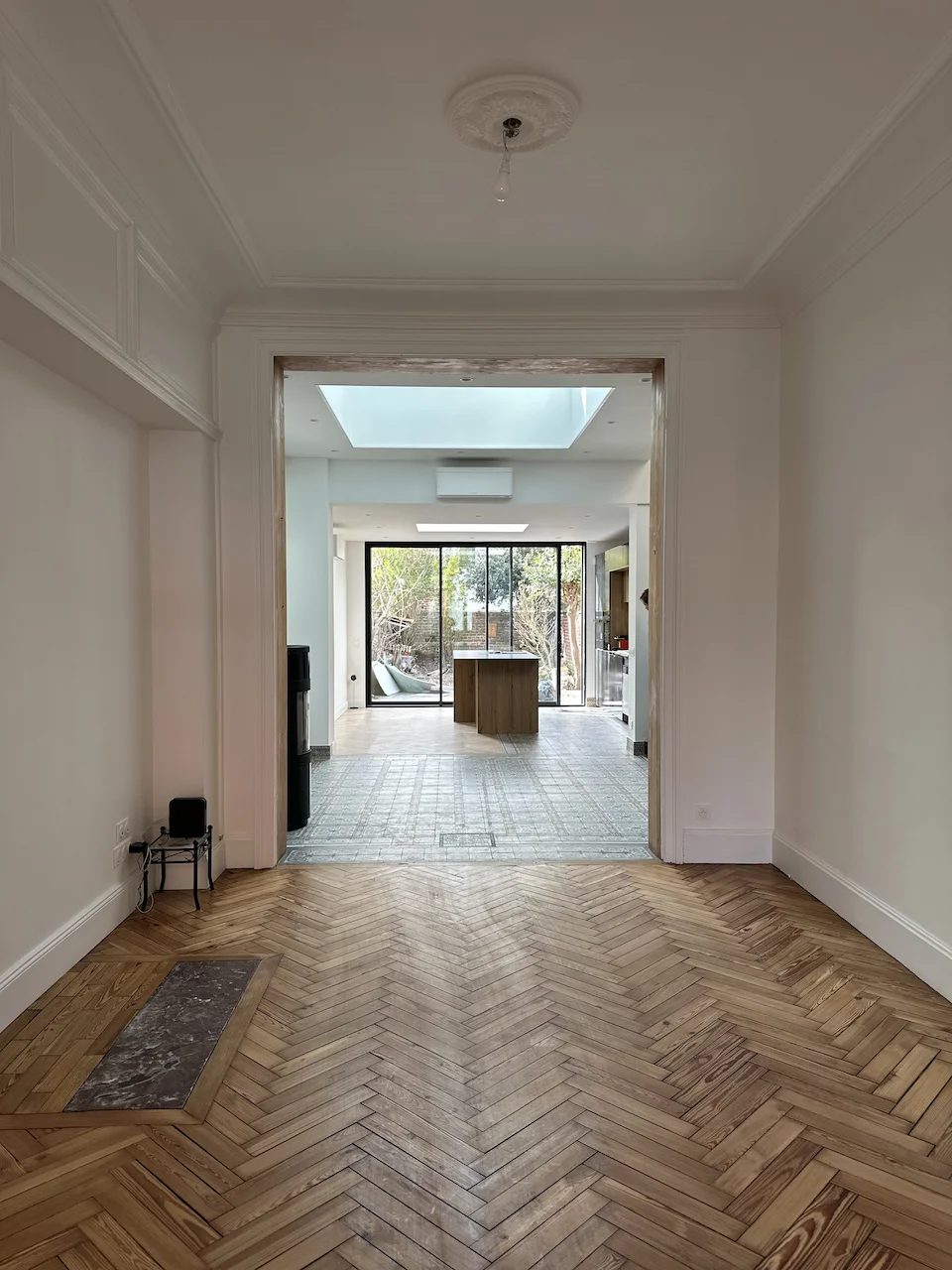 Rénovation clé en main d'une maison de 1908 à La Madeleine - après, le salon en enfilade vers l'extension