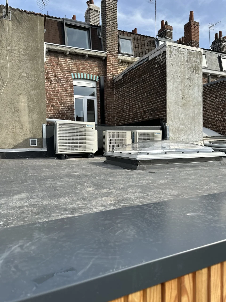 Rénovation clé en main d'une maison de 1908 à La Madeleine - après, la toiture de l'extension et son lanterneau