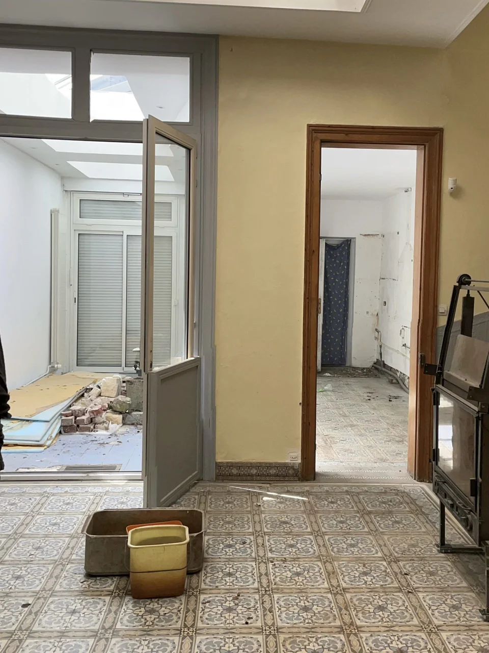 Rénovation clé en main d'une maison de 1908 à La Madeleine - avant, le couloir et ses carreaux de ciment