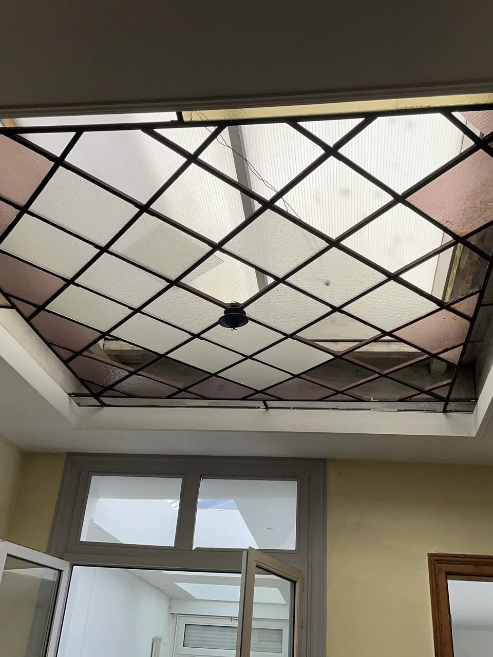 Rénovation clé en main d'une maison de 1908 à La Madeleine - avant, la verrière en fer et vitraux