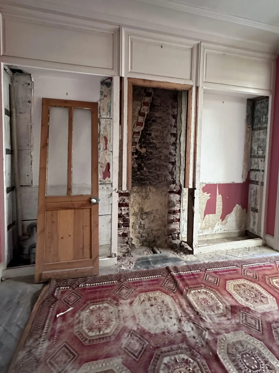 Rénovation clé en main d'une maison de 1908 à La Madeleine - pendant les travaux, une chambre et sa cheminée