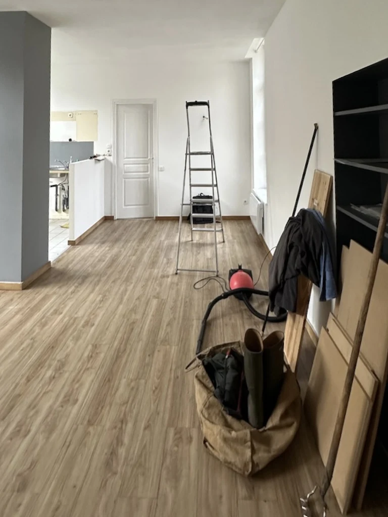 Le séjour, vue vers la cuisine — avant