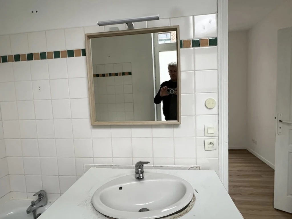 Rénovation d'un T2 dans le Vieux-Lille - avant, le lavabo de la salle de bain