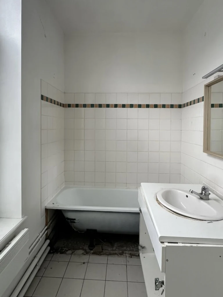 Rénovation d'un T2 dans le Vieux-Lille - avant, la salle de bain