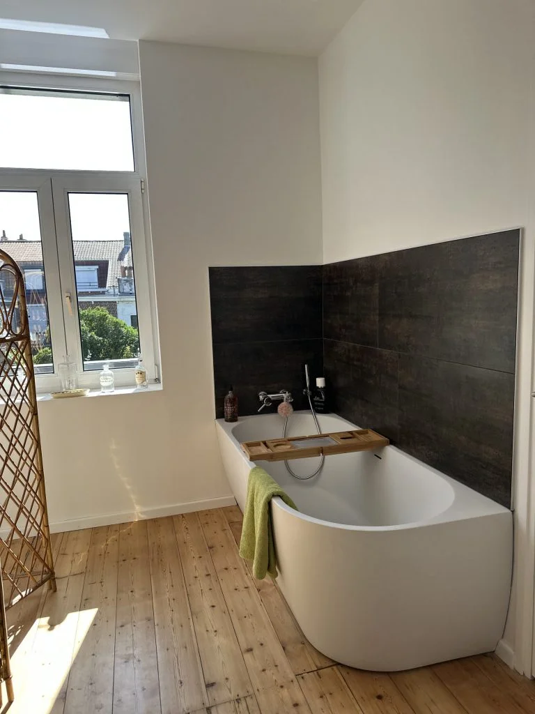 Création d'une salle de bain à La Madeleine - après, la baignoire îlot