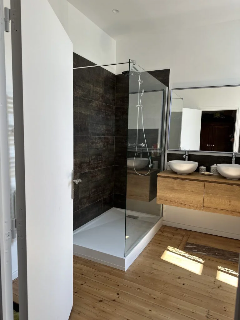 Création d'une salle de bain à La Madeleine - après, la douche et les vasques