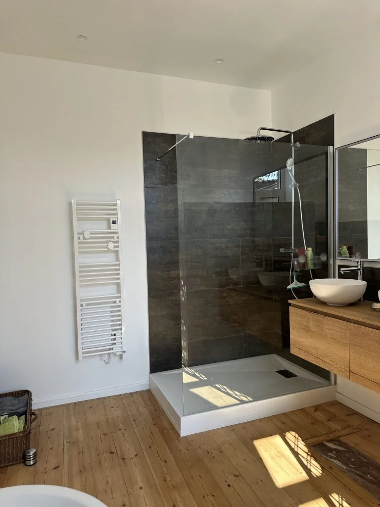 Création d'une salle de bain à La Madeleine - après, la douche à l'italienne et le meuble double vasque