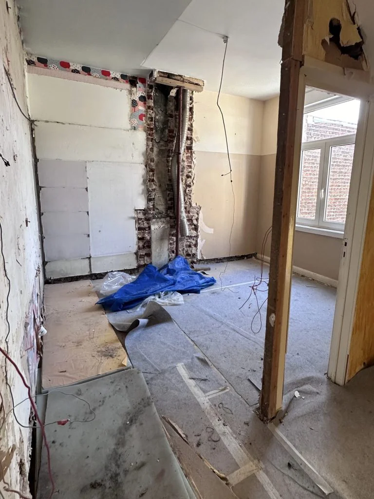 Création d'une salle de bain à La Madeleine - pendant les travaux, la chambre avant la création de la salle de bain